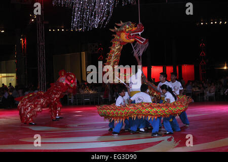 Lima, Pérou. Feb 14, 2015. Danseurs effectuer une danse du lion et dragon chinois au centre récréatif de l'Peru-China Association au cours de la fête pour le Nouvel An chinois, dans le quartier de La Molina, Lima, Pérou, du ministère le 14 février 2015. © Luis Camacho/Xinhua/Alamy Live News Banque D'Images