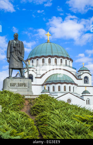 La cathédrale de saint Sava Sava hram svetog à Belgrade Serbie montrant les dômes et de l'architecture et karadjordje en premier plan Banque D'Images