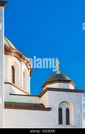 La cathédrale de saint Sava Sava hram svetog à Belgrade Serbie montrant les dômes et de l'architecture Banque D'Images