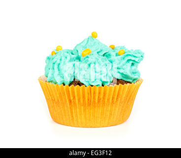 Cupcake avec glaçage à la crème de rosettes bleu contre fond blanc Banque D'Images