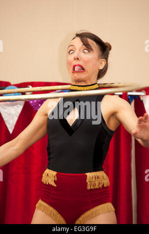 Blackpool, Royaume-Uni. Feb 15, 2015. Abigail Collins (UK) avec des cerceaux à Blackpool's festival annuel de rendement et Cirque Showzam ! LeftCoast travaillant en partenariat avec visiter Blackpool présente "Circus" Ville demi-attraction à long terme mettant en évidence les meilleures compagnies de cirque, artistes-interprètes et du Royaume-Uni, avec des spectacles dans les espaces habituelles et inhabituelles sur la ville. Plus de 40 spectacles ont lieu dans les rues de la ville, Festival annuel de février. Credit : Cernan Elias/Alamy Live News Banque D'Images