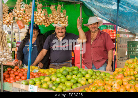 La Garita vendeurs au marché de produits frais stand dans Costa Rica Banque D'Images