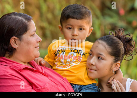Image famille Latino affectueux dans La Garita, Costa Rica Banque D'Images