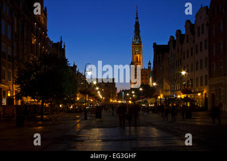 Gdansk - Vieille ville - marché longtemps avec l'hôtel de ville la nuit. Banque D'Images