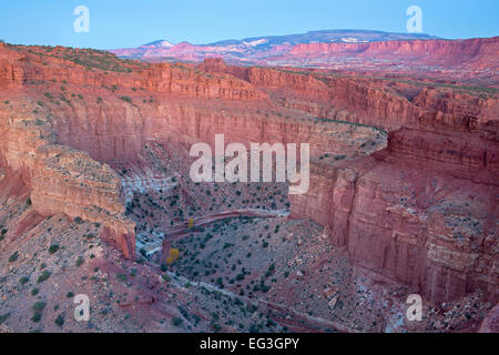 La Fremont River serpente à travers les cols de cygne dans Capitol Reef National Park, en Utah. L'automne aux USA. Banque D'Images