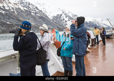 Les gens à bord du navire de croisière observation de l'Oosterdam Escales Marjorie Glacier et l'observation des baleines dans le Parc National de Glacier Bay, Alaska Banque D'Images