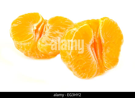 Deux moitiés de mandarine non pelées, des fruits orange, d'agrumes sur fond blanc Banque D'Images