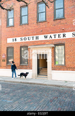 Woman Walking Dog sur Water Street, Wilmington, Caroline du Nord. Banque D'Images