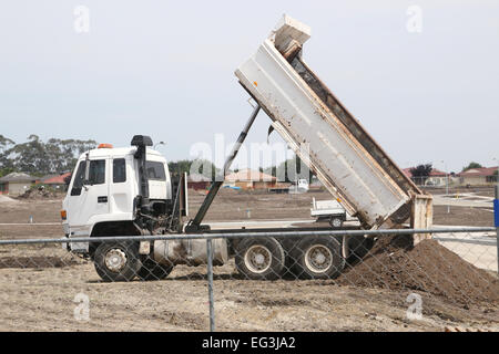 Truck dumping sol pour logements neufs Banque D'Images