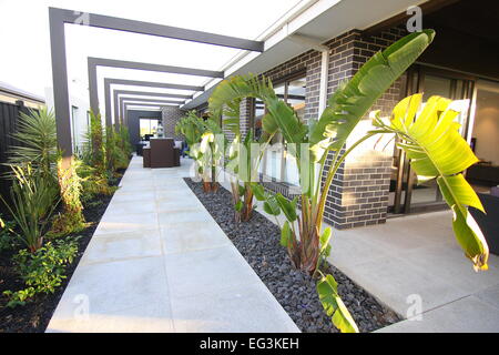 Jardin d'une banlieue moderne maison à Melbourne, Australie Banque D'Images