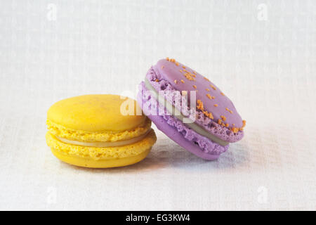 Citron et lavande avec macarons abricot sur nappe blanche Banque D'Images