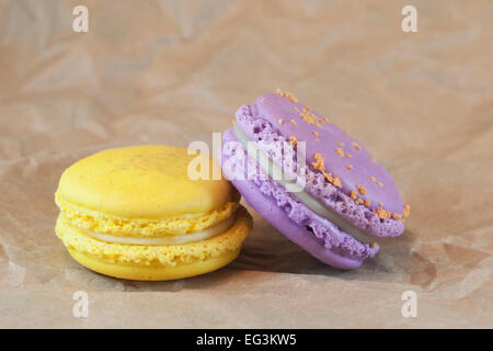 Macarons : lavande aux arômes d'abricot et de citron Banque D'Images