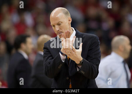 Madison, Wisconsin, USA. Feb 15, 2015. L'entraîneur de l'Illinois John Groce au cours de la jeu de basket-ball de NCAA entre le Wisconsin et l'Illinois Fighting Illini Blaireau au Kohl Center à Madison, WI. Le Wisconsin a défait l'Illinois 68-49. John Fisher/CSM Crédit : Cal Sport Media/Alamy Live News Banque D'Images