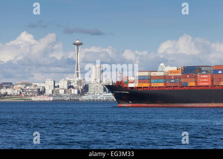 Container Ship Prague Express ancrée dans la baie Elliott dans le port de Seattle le 14 février 2015 - La baie Elliott, de Seattle, King County, Washington, USA. Le déchargement de la cargaison a été suspendue pendant la conflit de travail en cours sur la côte ouest. Les propriétaires ont demandé un arrêt de quatre jours pour éviter de payer le salaire d'une prime plus élevée pour les week-end et vacances d'opérations. Le syndicat des débardeurs et les armateurs ont été en négociations pour neuf mois. Banque D'Images