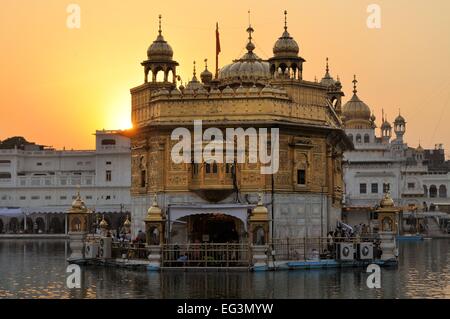 Le Harmandir Sahib, également Darbar Sahib et comme le Temple d'or, est le plus saint gurdwara sikh situé dans Banque D'Images