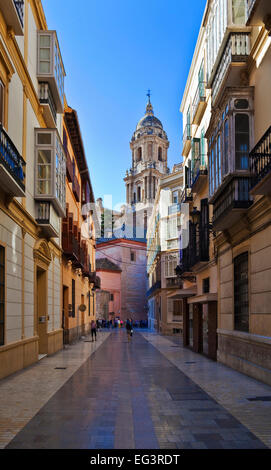 Rue près de la cathédrale de la Encarnation de Malaga, 1528 et 1782, aka La Manquita, (une femme armés), la ville de Malaga, Andalousie, Espagne Banque D'Images