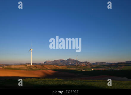 Au milieu d'éoliennes près de terres agricoles Ardales, la province de Malaga, Andalousie, Espagne Banque D'Images