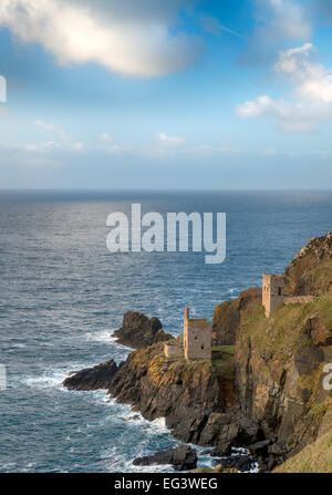 Les couronnes, ruines du vieux mines perché sur des falaises abruptes à Bottallack à l'extrême ouest de la Cornouaille Banque D'Images