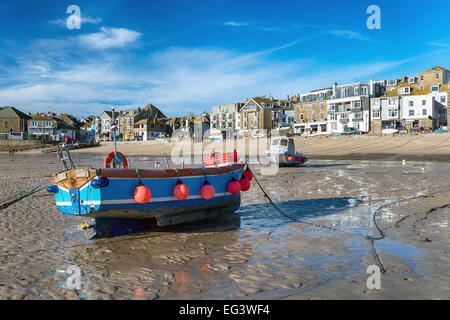 Bateaux de pêche sur le front de mer à St Ives une pittoresque ville côtière à Cornwall Banque D'Images