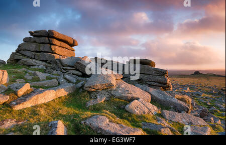 Plus de coucher de soleil spectaculaire Staple Tor sur le parc national du Dartmoor dans le Devon Banque D'Images