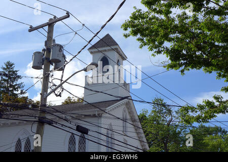 L'église victorienne historique sur East Main Street dans Port Jefferson Long Island avec plusieurs lignes d'alimentation à l'avant-plan. Banque D'Images