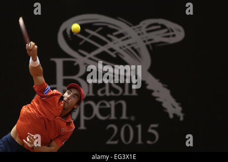 Sao Paulo, Brésil. Feb 15, 2015. L'Uruguay Pablo Cuevas sert la balle à Luca Vanni d'Italie lors de la finale de l'Open du Brésil de l'ATP, à Sao Paulo, Brésil, le 15 février 2015. Credit : Rahel Patrasso/Xinhua/Alamy Live News Banque D'Images