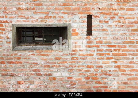 Mur texturé de vieille maison avec une fenêtre Banque D'Images