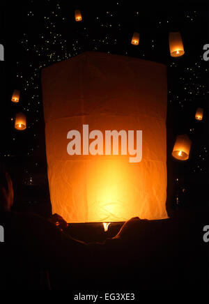 Sky lantern festival pyrotechnique, Loy Krathong, la Thaïlande. Où est Loy Krathong lampe flottante cérémonie a lieu chaque année. Banque D'Images