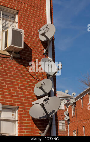 Une antenne parabolique orientable monté sur l'extérieur de l'immeuble - Virginia USA Banque D'Images