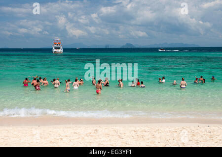 Nageurs et Plongeurs dans les eaux de l'île de bambou (Ko Mai Phai) près de Koh Phi Phi dans la Mer Andaman sur la côte ouest de la Thaïlande Banque D'Images