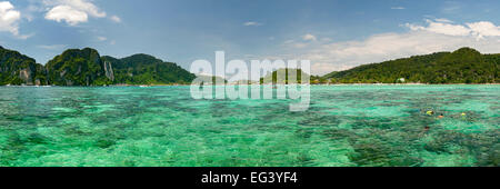 Vue panoramique sur la baie de Ton Sai et Koh Phi Phi Don island en Thaïlande. Banque D'Images