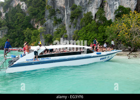 Bateau de tourisme de touristes photographiant de singes sur l'île de Koh Phi Phi en Thaïlande. Banque D'Images