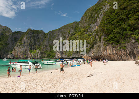 Bateaux de touristes et les touristes dans la baie de Maya sur Koh Phi Phi Ley île de Thaïlande. Banque D'Images