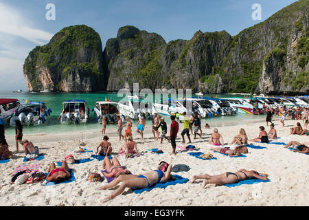 Bateaux de touristes et les touristes dans la baie de Maya sur Koh Phi Phi Ley île de Thaïlande. Banque D'Images