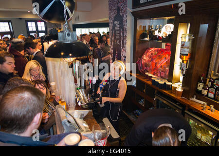 Rugby fan & servant barmaid / le personnel de bar / pub Cabbage Patch public house. Twickenham, Royaume-Uni ; populaire auprès des fans les jours de match. Banque D'Images