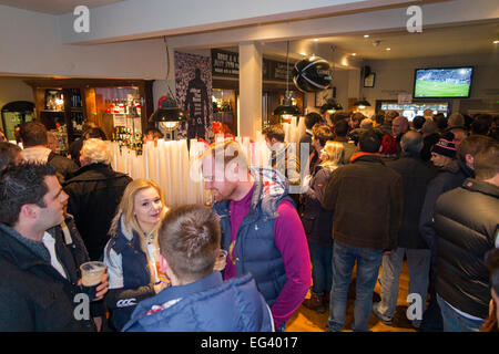 Fan de Rugby / fans de Cabbage Patch bondé / pub / public house. Twickenham, Royaume-Uni ; populaire auprès des fans les jours de match. Banque D'Images