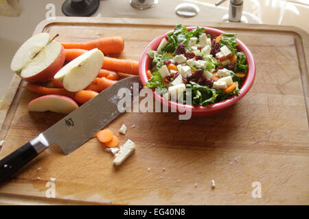 Une bonne salade verte avec apple, carottes, fromage et craisins. Banque D'Images