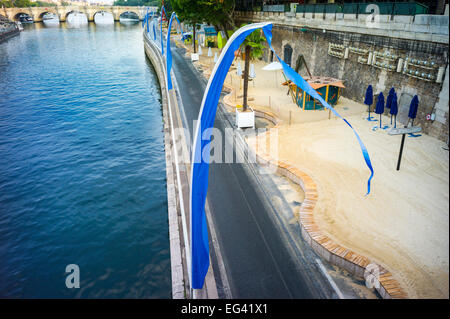 Paris Plage - une plage d'été, avec drapeau bleu en premier plan, à côté de la Seine, Paris, France Banque D'Images