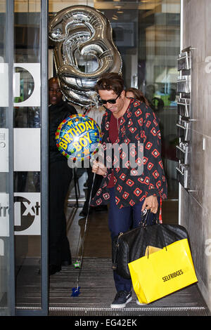 Nick Grimshaw laissant la BBC Radio 1 studios holding balloons sur son 30e anniversaire avec : Nick Grimshaw Où : London, Royaume-Uni Quand : 14 août 2014 Banque D'Images