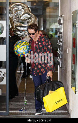 Nick Grimshaw laissant la BBC Radio 1 studios holding balloons sur son 30e anniversaire avec : Nick Grimshaw Où : London, Royaume-Uni Quand : 14 août 2014 Banque D'Images