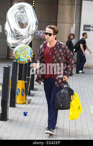 Nick Grimshaw laissant la BBC Radio 1 studios holding balloons sur son 30e anniversaire avec : Nick Grimshaw Où : London, Royaume-Uni Quand : 14 août 2014 Banque D'Images