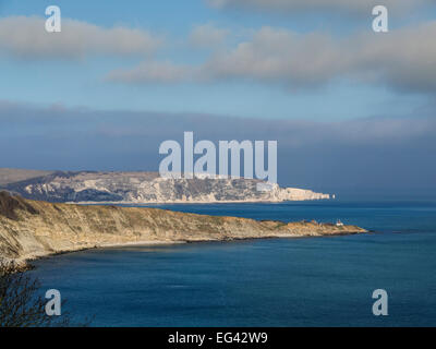 Point de Peveril avec la Station des garde-côtes à l'avant-plan et Ballard vers le bas à l'arrière-plan, la baie de Durlston, Dorset, UK Banque D'Images