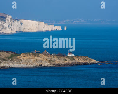 Point de Peveril avec la Station des garde-côtes à l'avant-plan et Ballard Falaise en arrière-plan, la baie de Swanage, Dorset, England, UK Banque D'Images