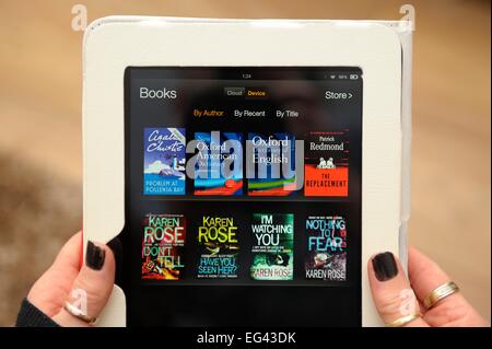 Un Kindle Fire étant utilisé pour afficher le site d'achat en ligne boutique livres England UK Banque D'Images