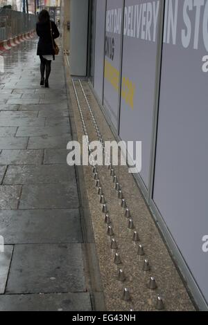 Manchester UK 16 février 2015 une pétition en ligne )change.org) a été mis en place pour protester contre les goujons placés sur un rebord extérieur de Selfridges, Corporation Street, Manchester. Les goujons sont considérés comme un moyen de dissuader les sans-abri de la rue. Plus tard, Selfridges a accepté de retirer les goujons. Pétition des sans-abri, Manchester UK Crédit : John Fryer/Alamy Live News Banque D'Images