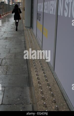 Manchester UK 16 février 2015 une pétition en ligne (change.org) a été mis en place pour protester contre les goujons placés sur un rebord extérieur de Selfridges, Corporation Street, Manchester. Les goujons sont considérés comme un moyen de dissuader les sans-abri de la rue. Plus tard, Selfridges a accepté de retirer les goujons.sans-abri Pétition Manchester, UK Crédit : John Fryer/Alamy Live News Banque D'Images