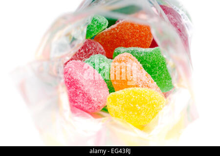 Bonbons gelée de fruits dans un sac transparent, sur fond blanc Banque D'Images