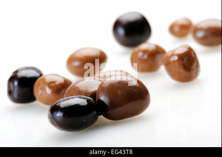 Pralines au chocolat, sur fond blanc Banque D'Images