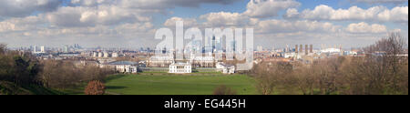 Vue panoramique sur le parc de Greenwich au début du printemps à l'horizon de Londres et les Docklands ville sous blue horizon nuageux Banque D'Images