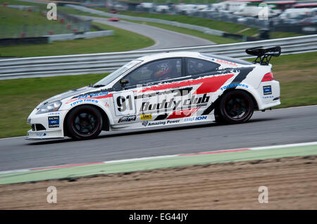 Honda Integra DC5 voiture de course sur la voie au circuit de Brands Hatch Banque D'Images